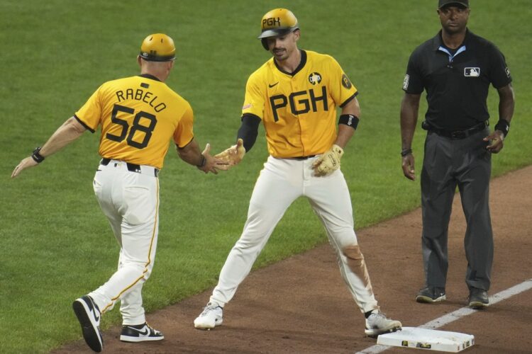 Bryan Reynolds has a 2-out, 2-run triple in the 8th in the Pirates’ 3